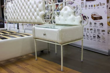 Кровать Аргеста кованая с мягкими царгами Exotica и две тумбочки