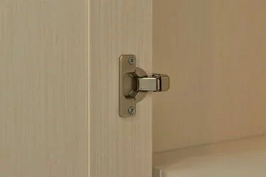 Узкий шкаф в прихожую Марлен 501 Кремовый белый Патина