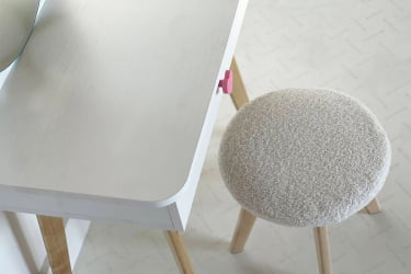 Детский стол со стульчиками Зайка MK-0019 белое дерево/белый (плюш)