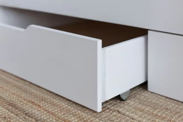 Детская кровать для мальчика в белом цвете с ящиками