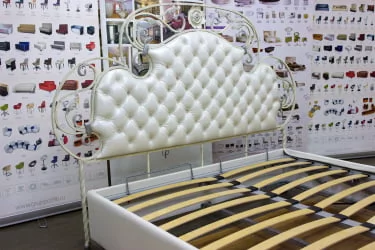 Кровать Аргеста кованая с мягкими царгами Exotica и две тумбочки