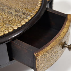 Столик Secret De Maison 3 SLONA ( mod. ND-005) дерево манго/латунная чеканка, Dia 48. В 19 см, этническая роспись