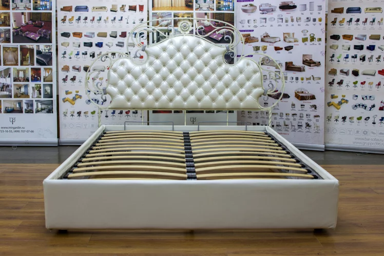 Кровать Аргеста кованая с мягкими царгами Exotica и две тумбочки_4