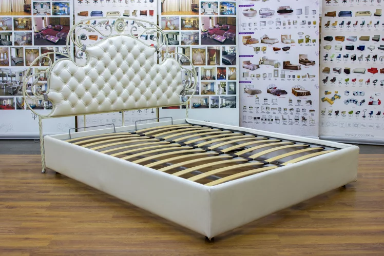 Кровать Аргеста кованая с мягкими царгами Exotica и две тумбочки_0